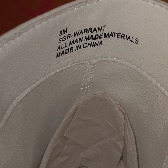 SUGAR SGR-WARRENT. 8M. CHECK OUT PICTURES FOR SCUFF MARK. Worn Once - Picture 5 of 7